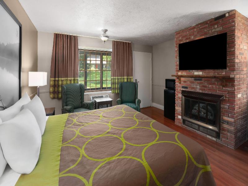 Super 8 by Wyndham Gananoque/Country Squire Resort image