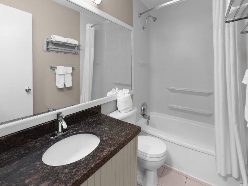 Super 8 by Wyndham Gananoque/Country Squire Resort image