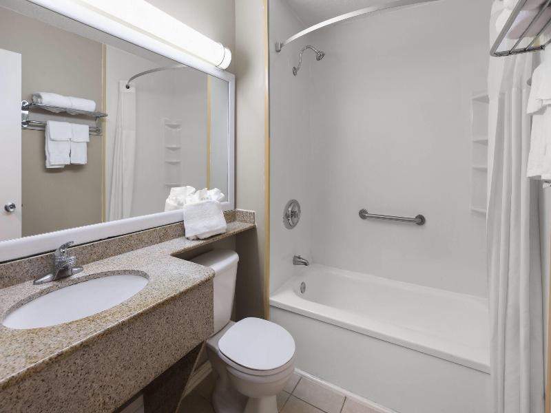 Super 8 by Wyndham Gananoque/Country Squire Resort image