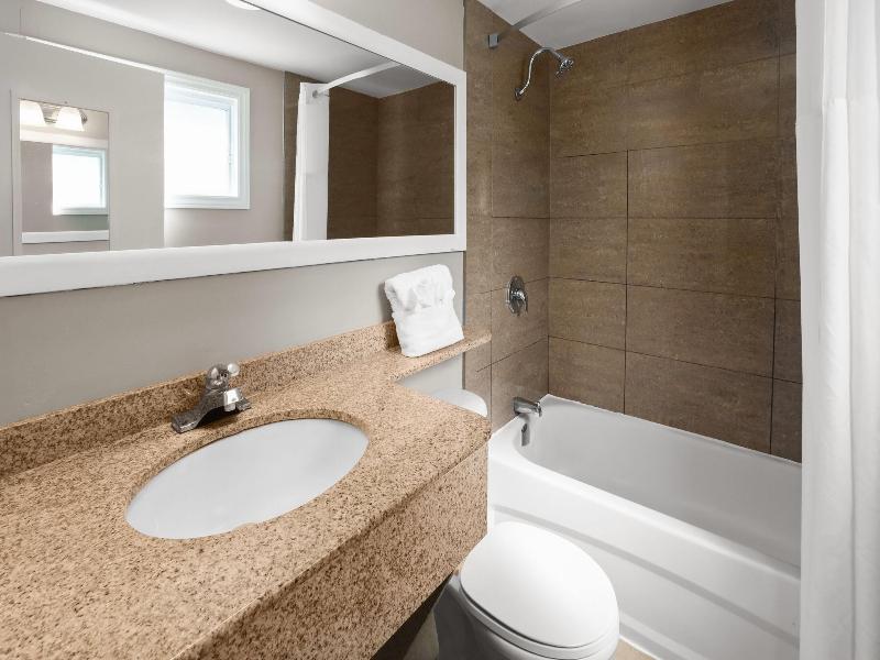 Super 8 by Wyndham Gananoque/Country Squire Resort image