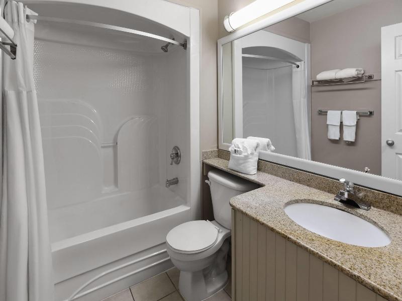 Super 8 by Wyndham Gananoque/Country Squire Resort image