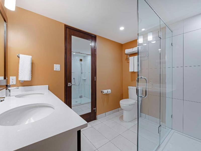 Best Western Plus Emerald Isle Hotel image