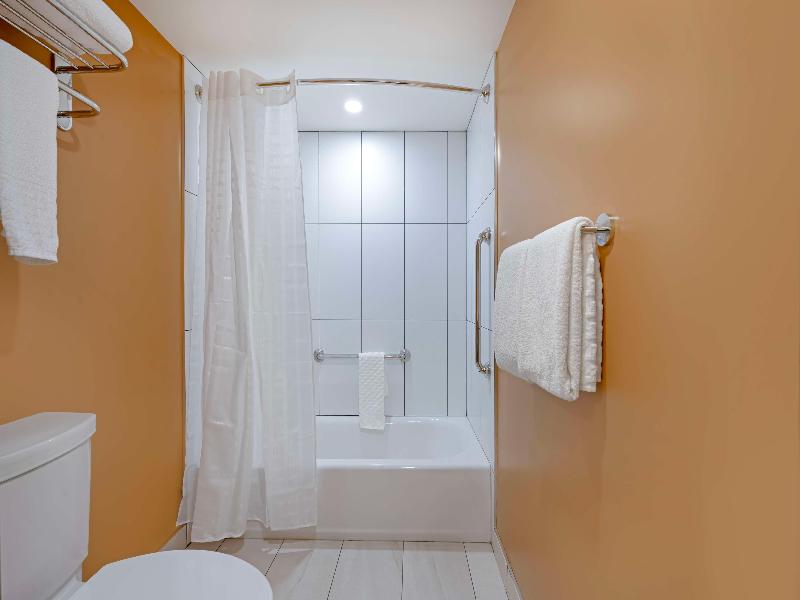 Best Western Plus Emerald Isle Hotel image