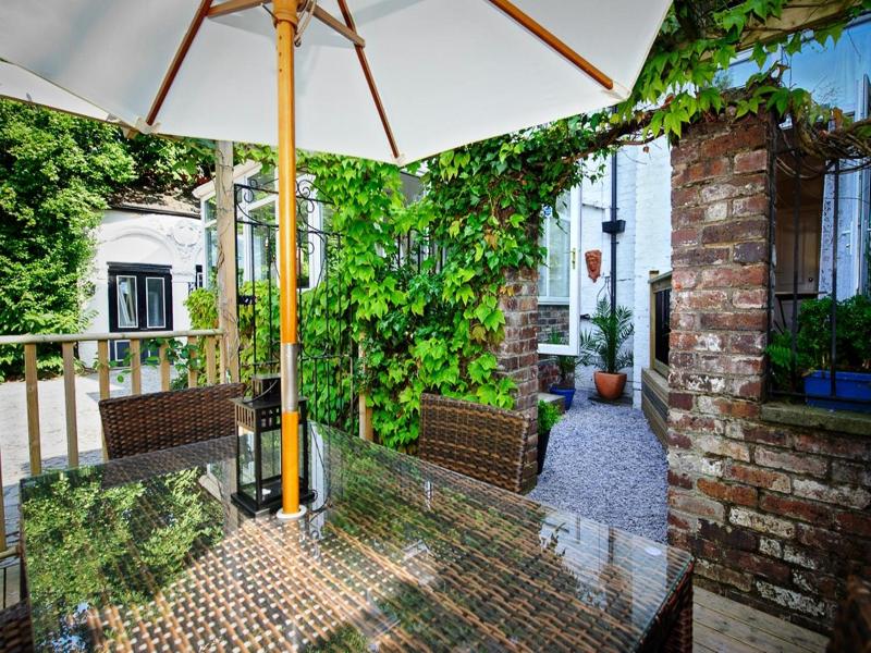 Lennox Lea Hotel & Apartments image