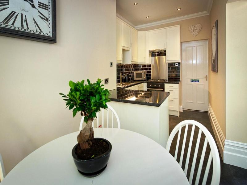 Lennox Lea Hotel & Apartments image