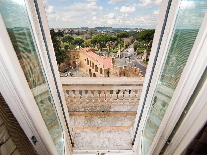 Marriott Hotel Rome Grand Flora image