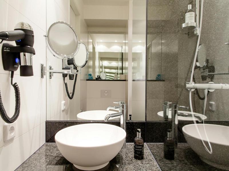 Motel One Frankfurt Airport image