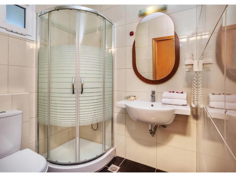 Iris Hotel image