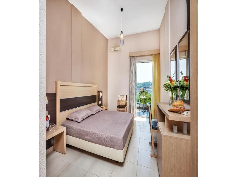 Iris Hotel image