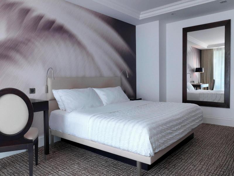 Le Meridien Beach Plaza image