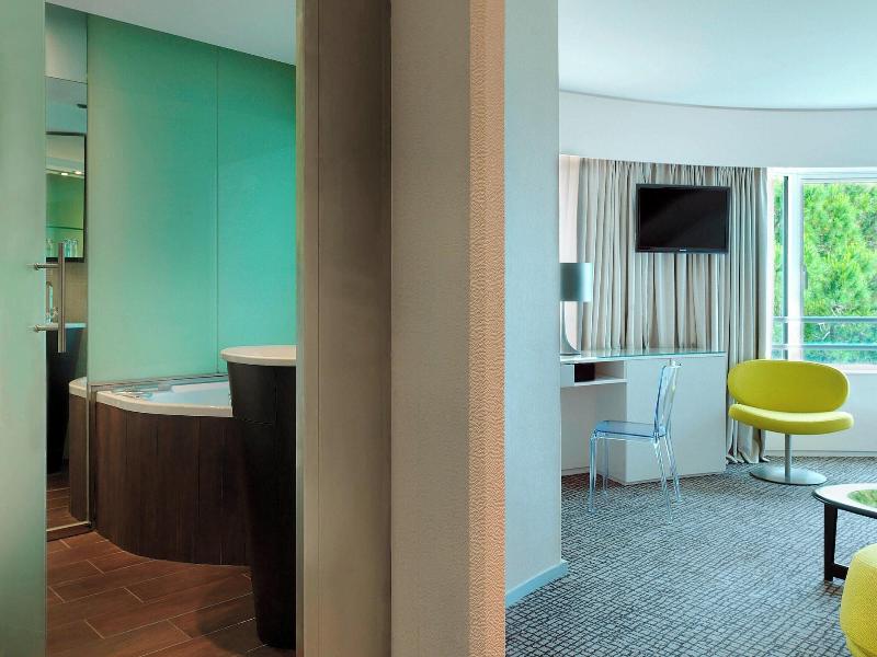 Le Meridien Beach Plaza image