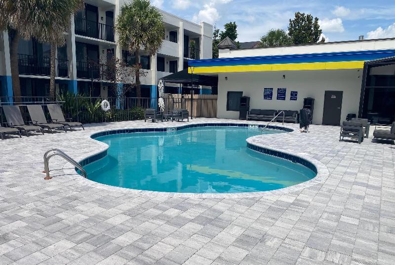 Days Inn & Suites by Wyndham Orlando Airport image