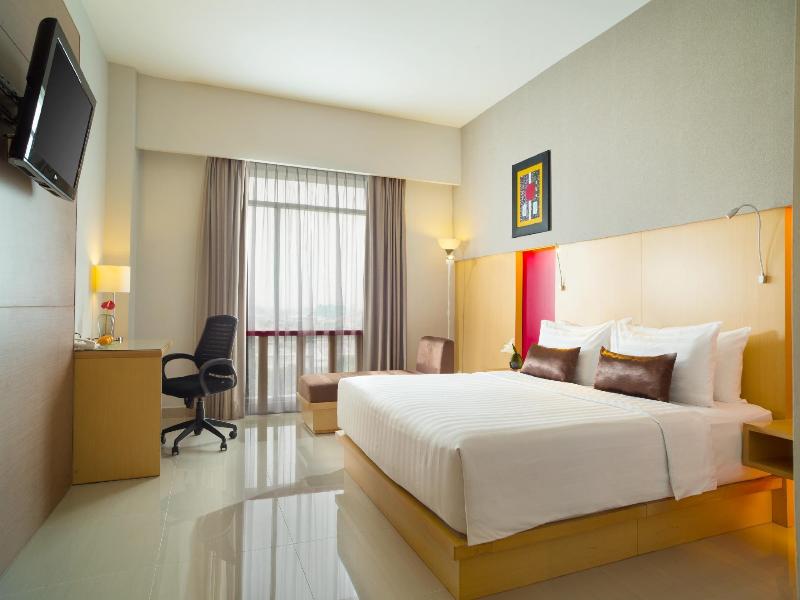 Hotel Santika Premiere Dyandra Hotel & Convention image