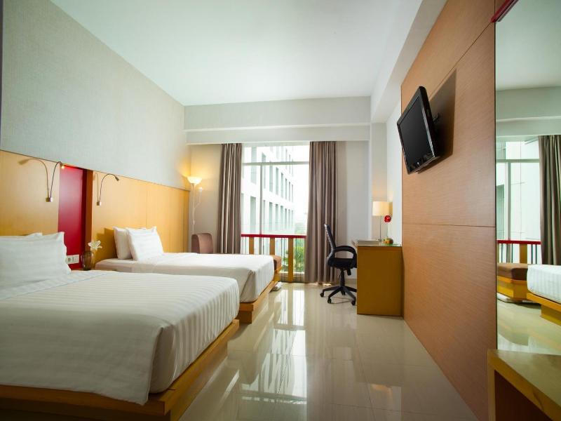 Hotel Santika Premiere Dyandra Hotel & Convention image