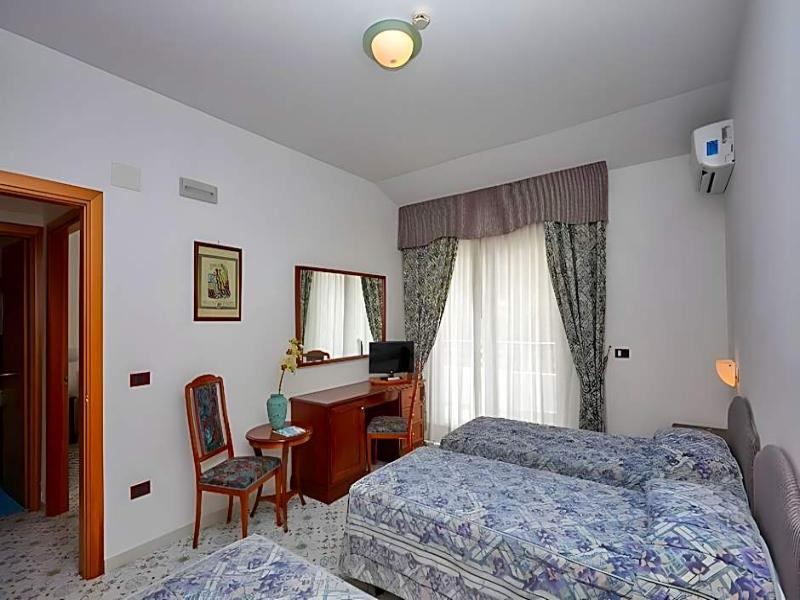 Hotel Les Jumeaux Courmayeur image
