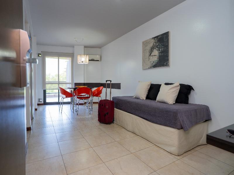 Kube Apartments Express image