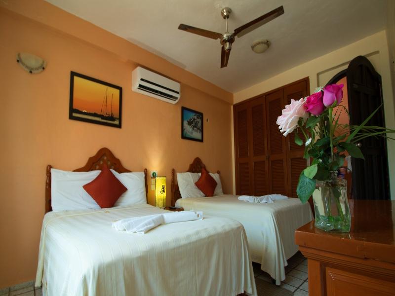 Bucaneros image