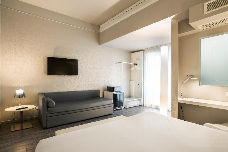 Mo.Om Hotel image