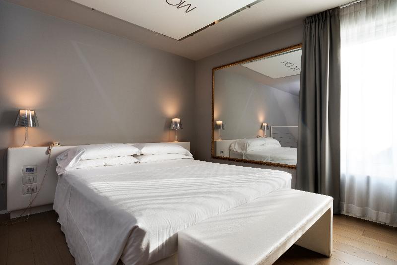 Mo.Om Hotel image