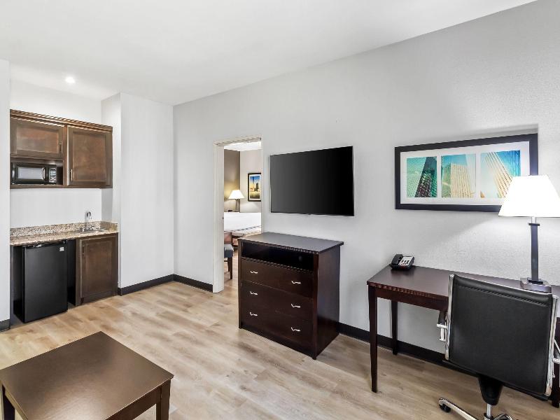 La Quinta Inn & Suites Energy Corner image