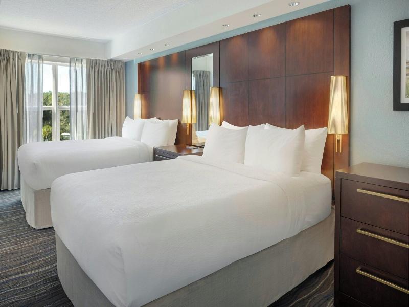 SUITE TWO QUEEN BEDS ONE BEDROOM — photo 8