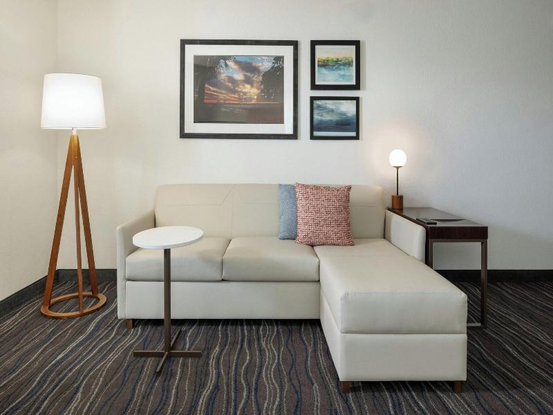 SUITE TWO QUEEN BEDS ONE BEDROOM — photo 7