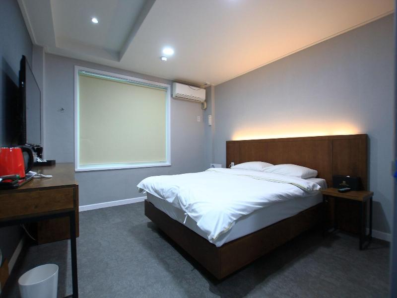 Valentine Hotel image
