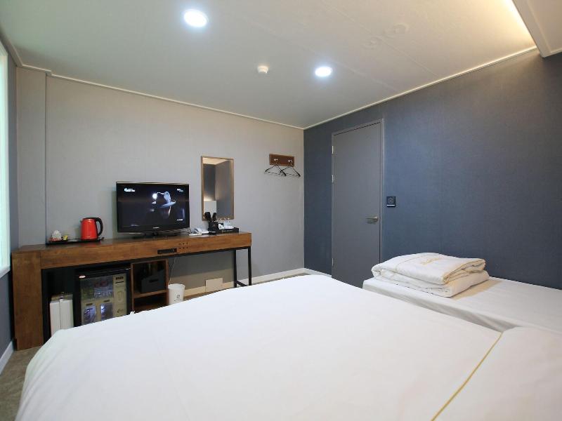 Valentine Hotel image