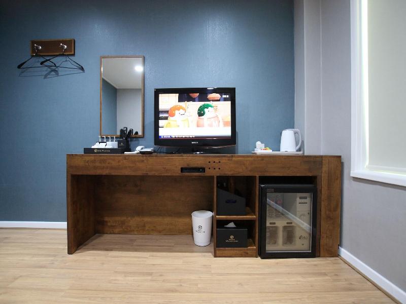 Valentine Hotel image