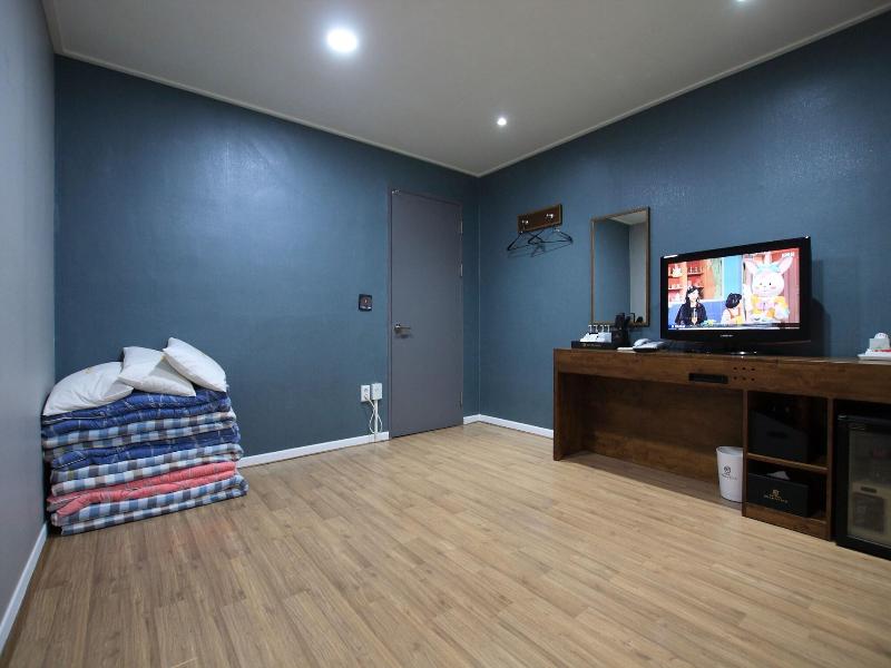 Valentine Hotel image