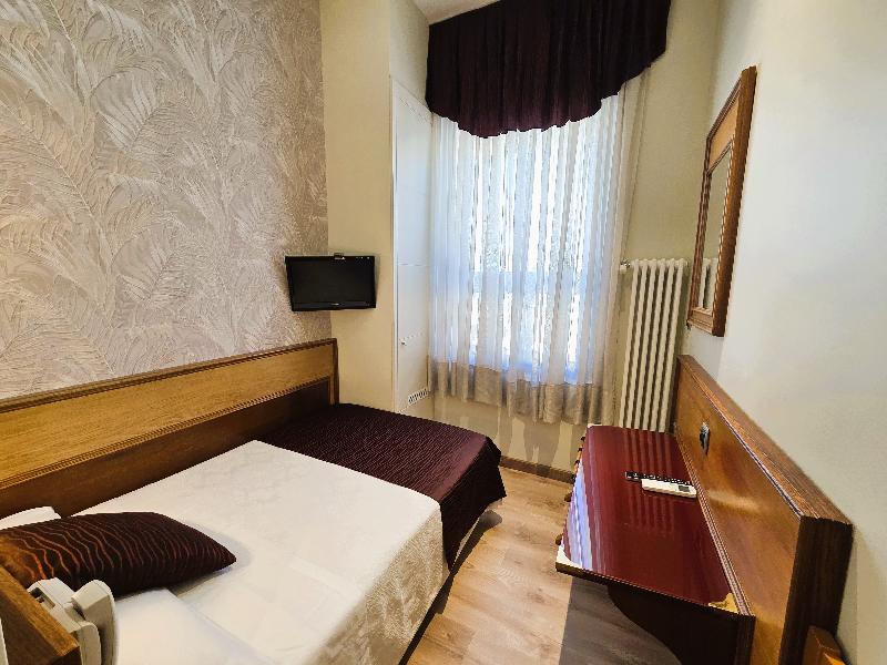 Hostal Hispano-Argentino Gran Via image