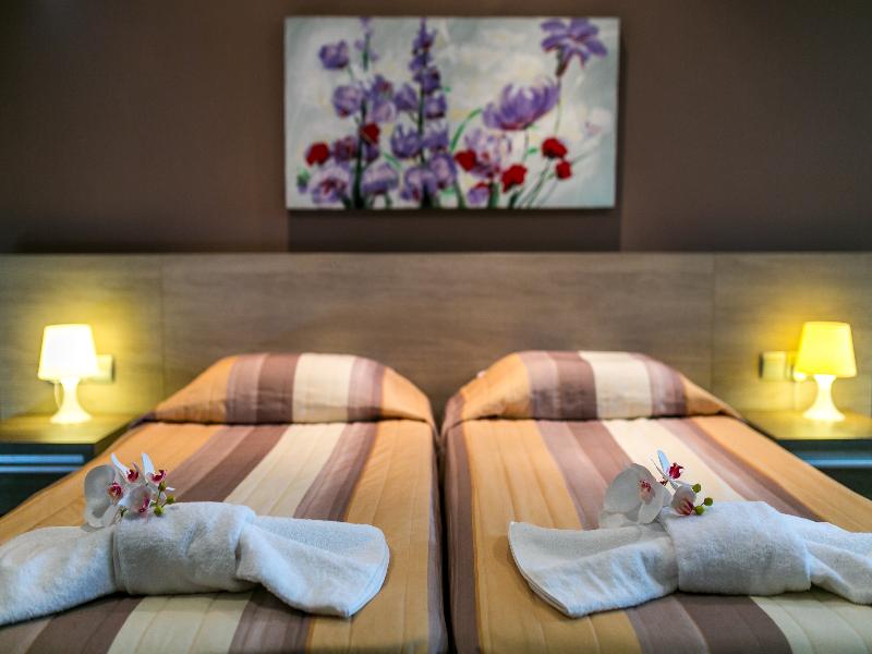 Crystallo Hotel Apts image