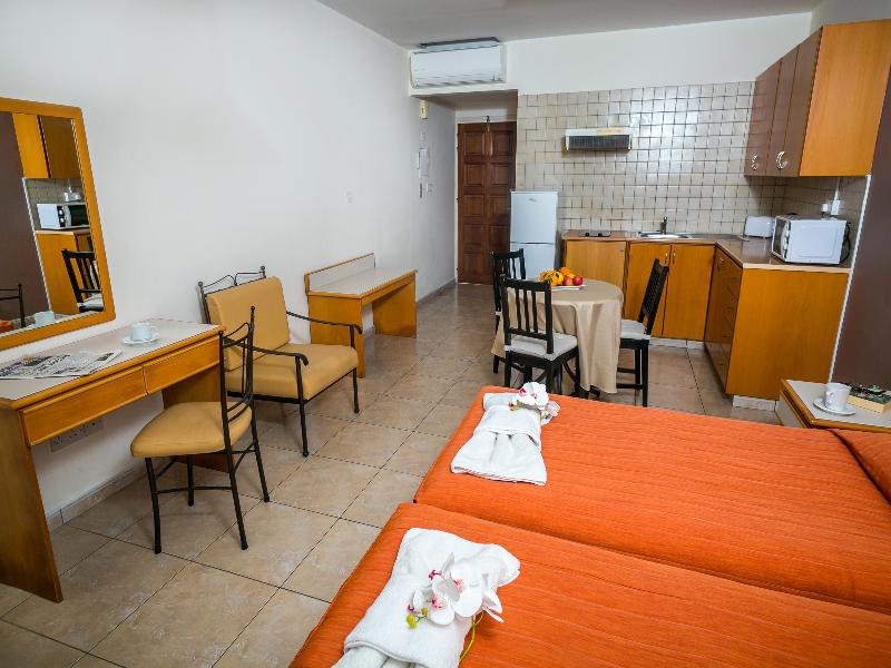 Crystallo Hotel Apts image