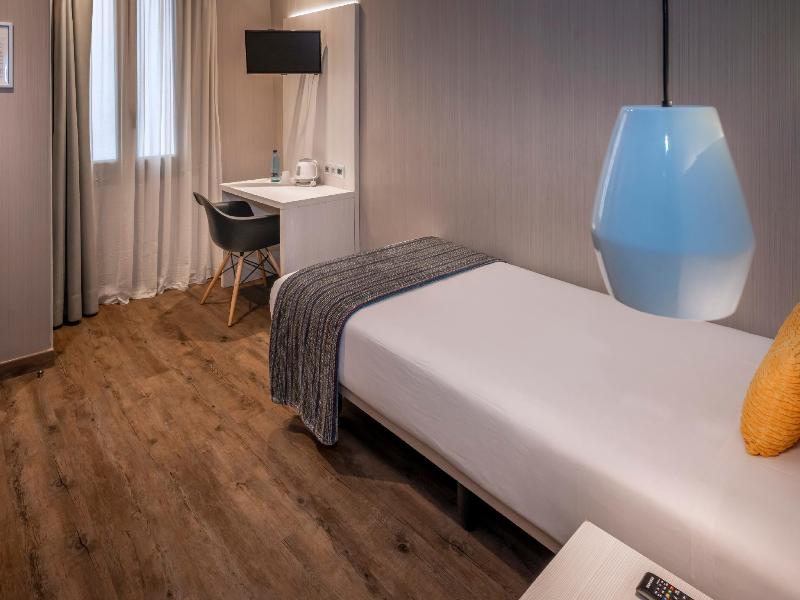 Hostal Opera Ramblas image