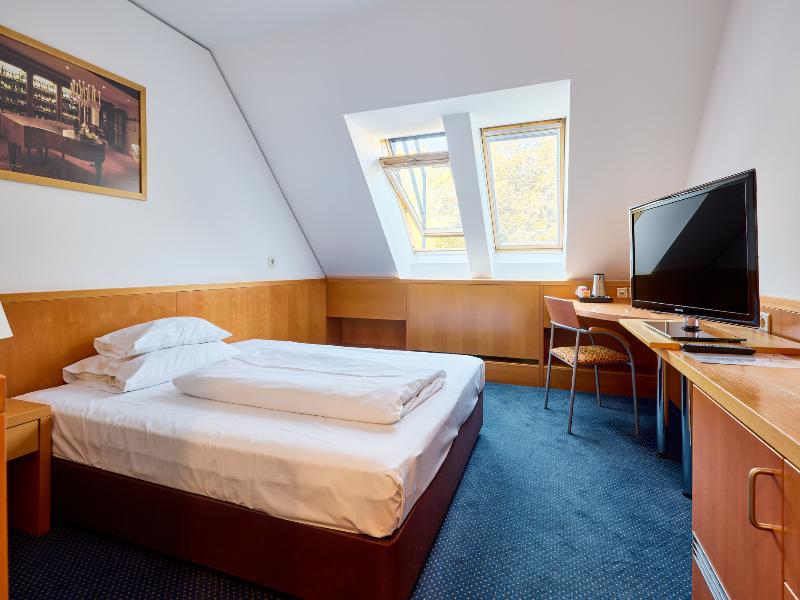 Hotel Strudlhof image