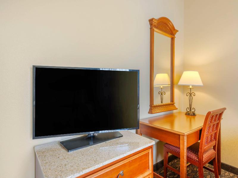 SUITE TWO QUEEN BEDS — photo 4
