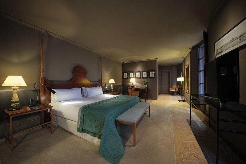 JUNIOR SUITE KING SIZE BED