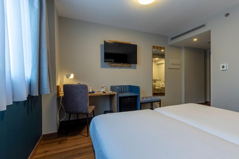 Travelodge Barcelona Poblenou image