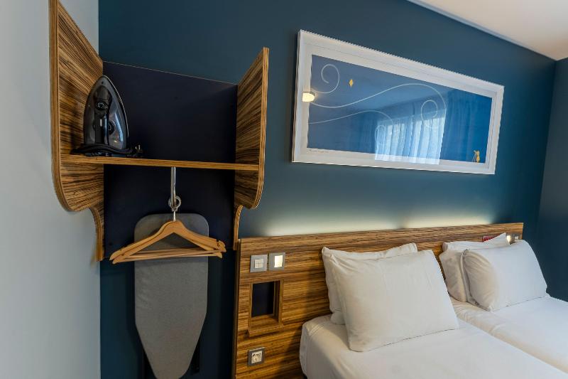 Travelodge Barcelona Poblenou image
