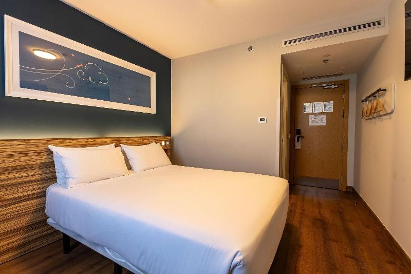 Travelodge Barcelona Poblenou image