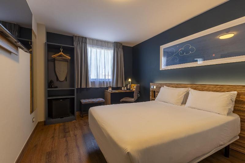 Travelodge Barcelona Poblenou image