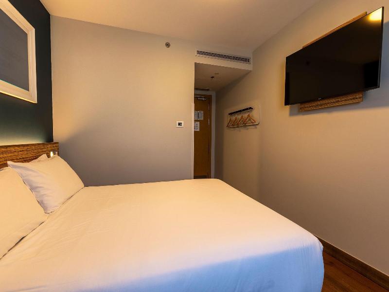 Travelodge Barcelona Poblenou image