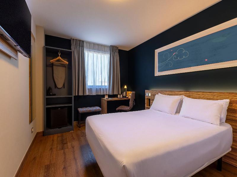 Travelodge Barcelona Poblenou image