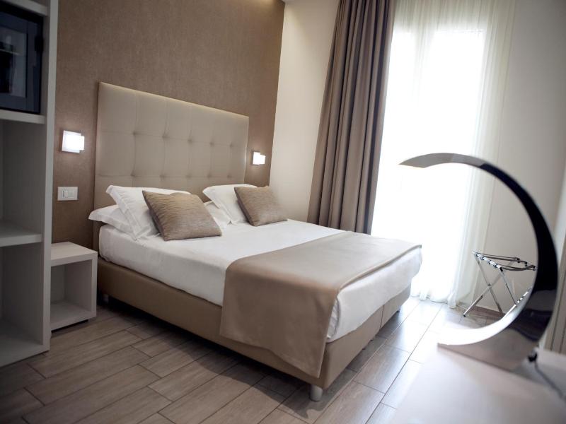 L'Hotel image