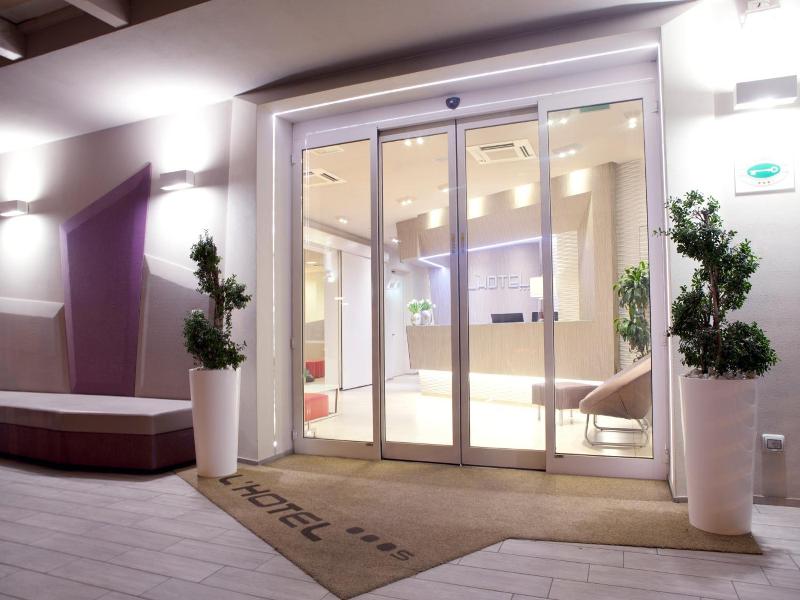 L'Hotel image