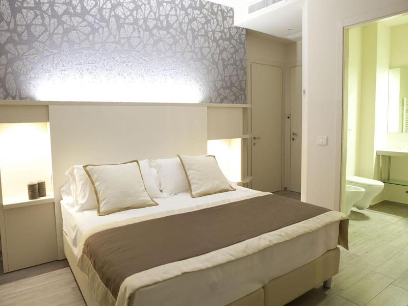 L'Hotel image