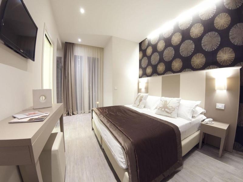 L'Hotel image