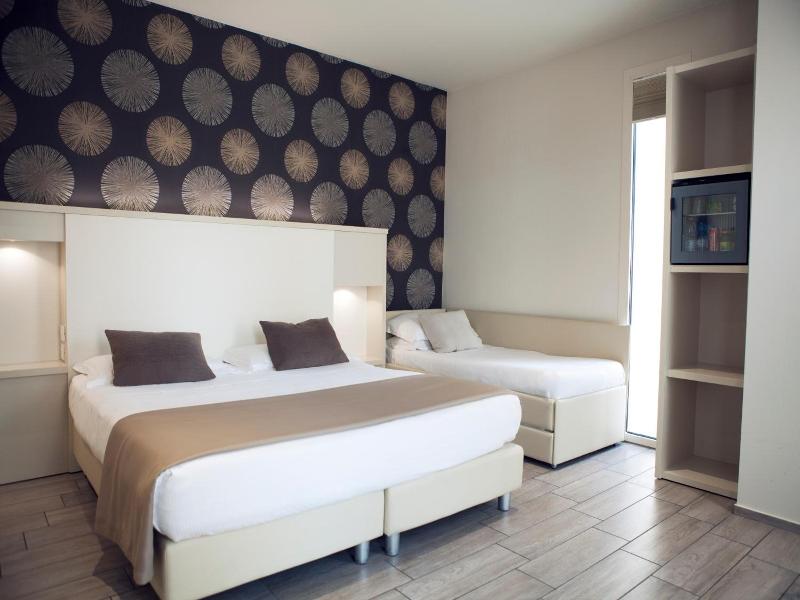 L'Hotel image