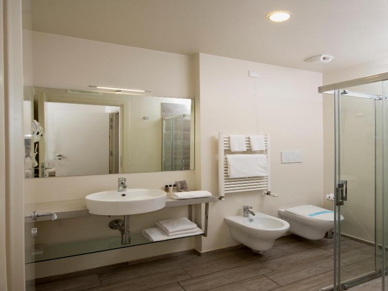 L'Hotel image