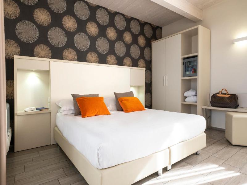 L'Hotel image